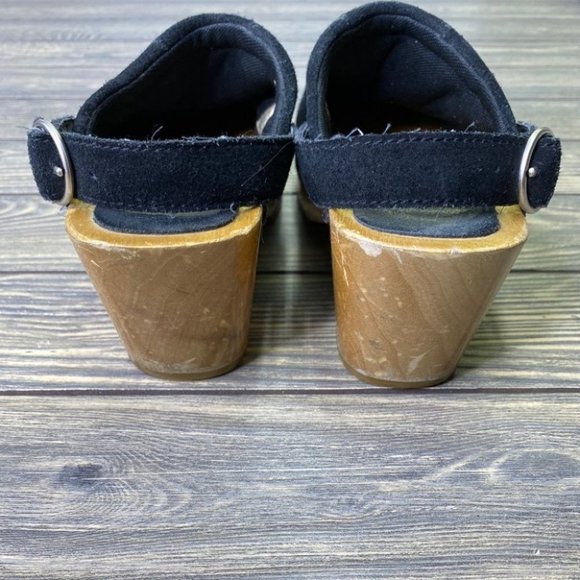 Simple Wooden Clogs - Picture 2 of 7